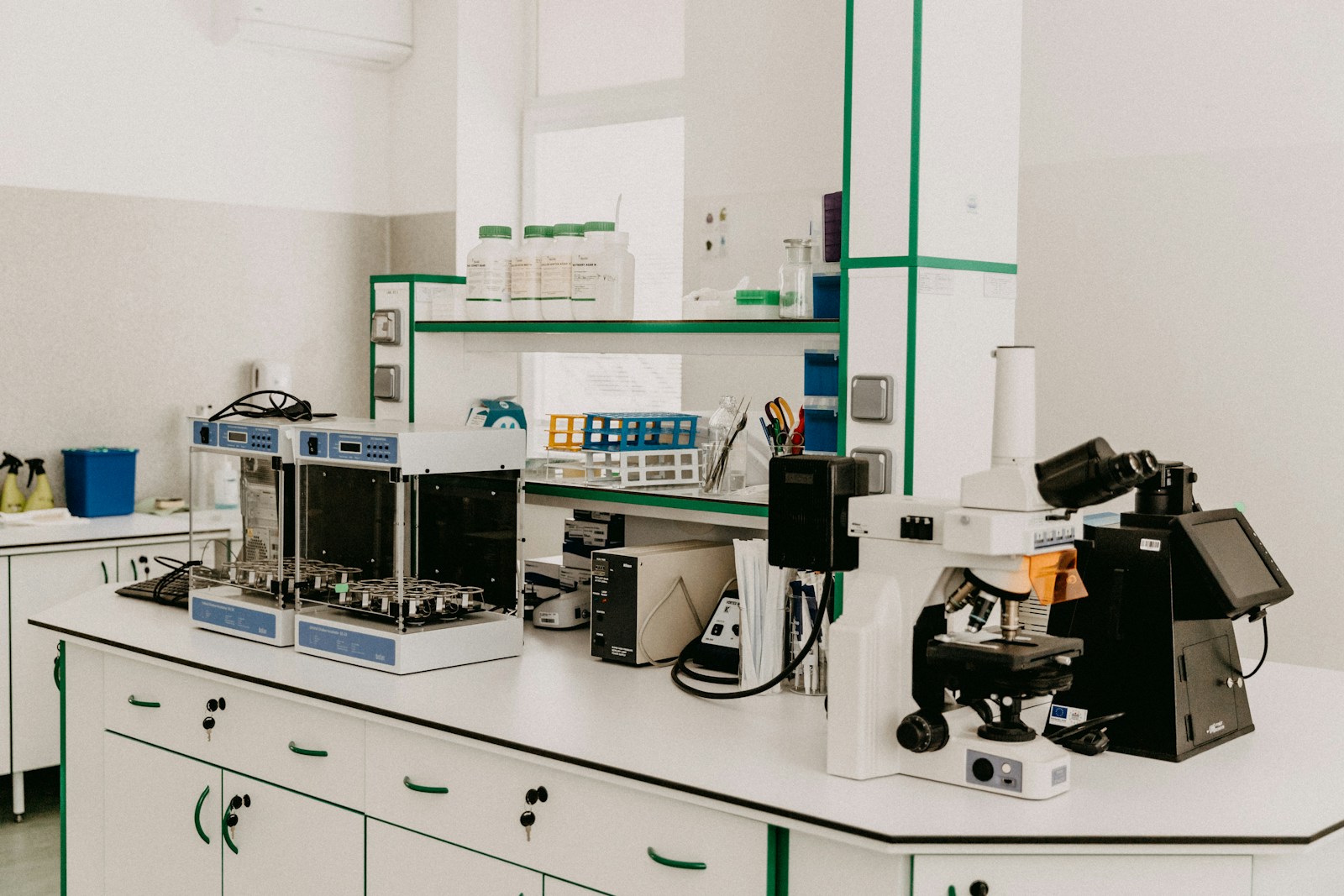 Podłoża mikrobiologiczne vs. suche podłoża Compact Dry – porównanie metod hodowli mikroorganizmów