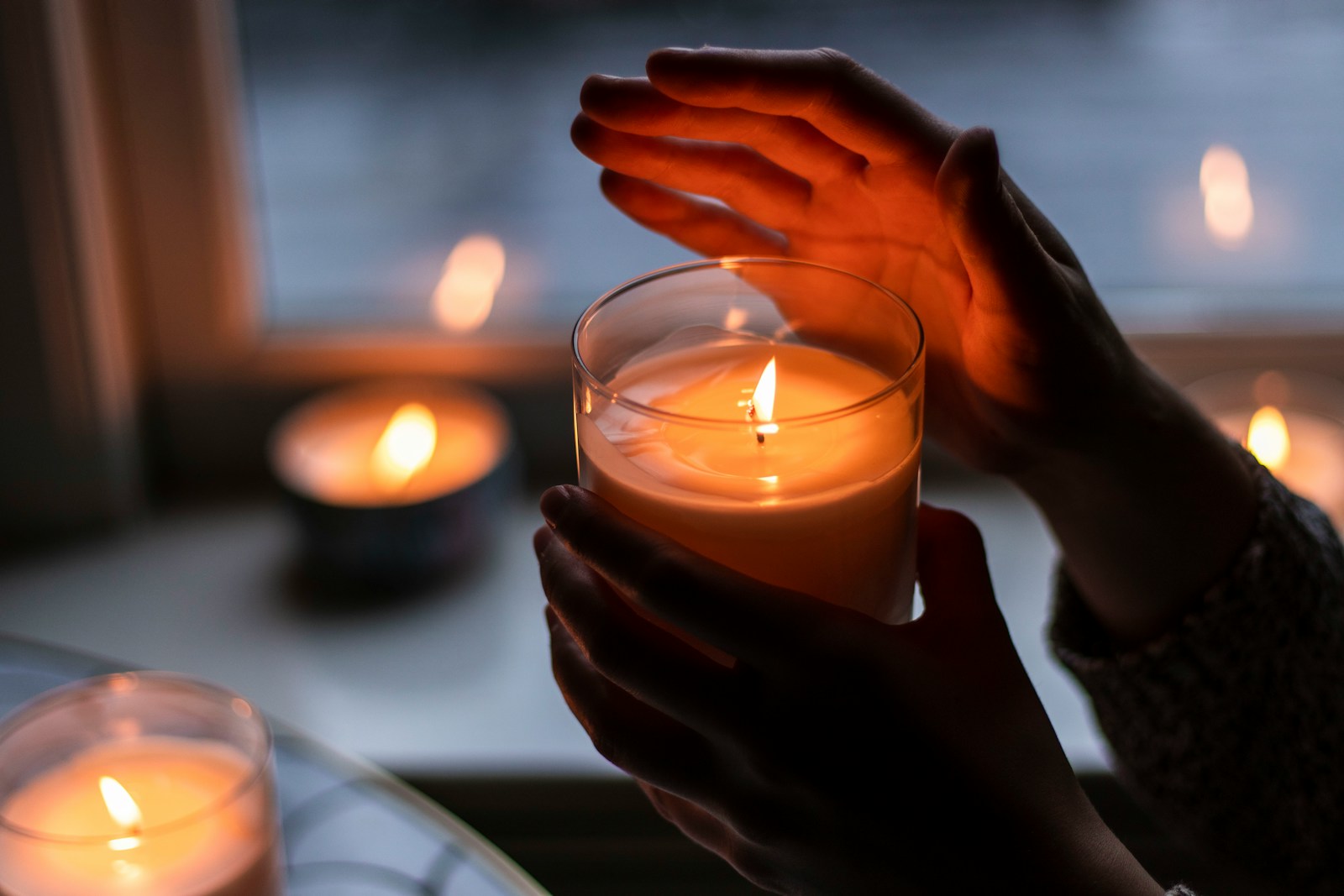Jak wybrać słoiki do świec – porównanie materiałów i rozmiarów dla candle makerów